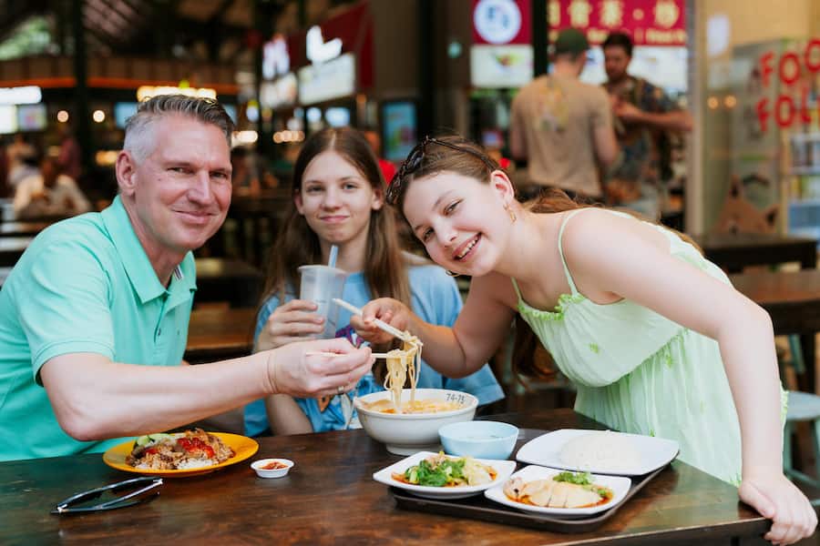 Heiko Nieder mit Töchter Amelie und Lisa im Lau Pa Sat Hawker Center - Sie essen Roasted Chicken, Laksa und Hainanese Chicken Rice - Februar 2024 - Copyright Olivia Pulver