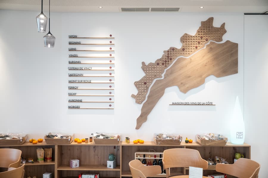 Reportage Mercedes / Guy Ravet on Tour - Maison de la Vin La Côte in Mont-sur-Rolle mit Schwester von Guy - Nathalie Ravait