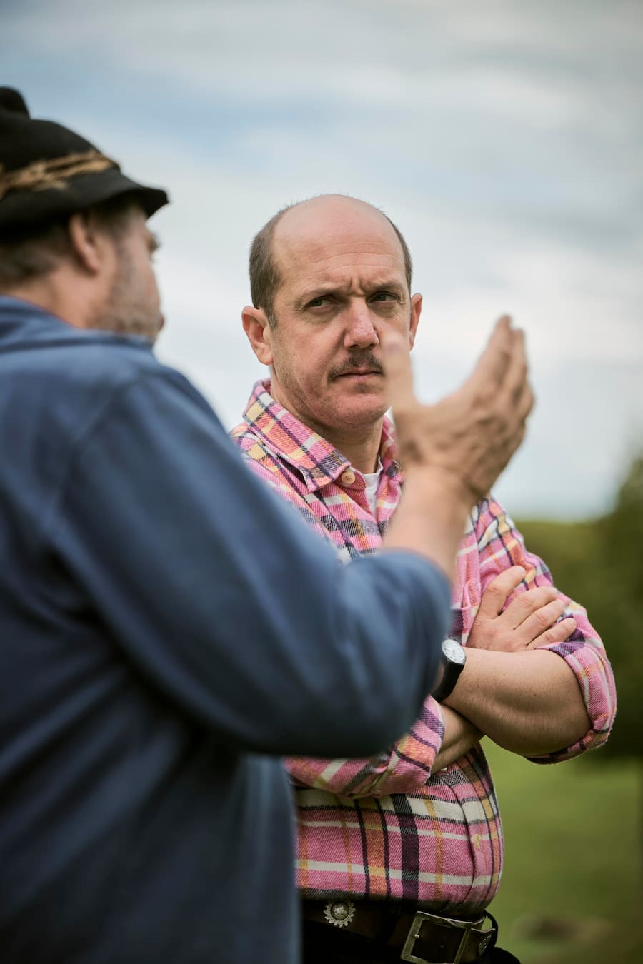 Nicolas Darnauguilhem, chef au restaurant gastronomique La Pinte des Mossettes et son producteur de viande d'Hinterwald, Pascal Tercier, près de Charmey dans le canton de Fribourg, jeudi 19 octobre 2023. (© Gabriel Monnet)