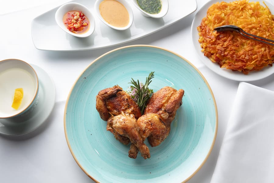 Mistkratzerli (500g); Kneuss; Zulieferant Traitafina <<nature>> mit Rösti hinten: drei Saucen (Knoblauch-Peperoncini, Rote-Thaicurry, Kräuter) und «Knoblauch-Peperoncini»