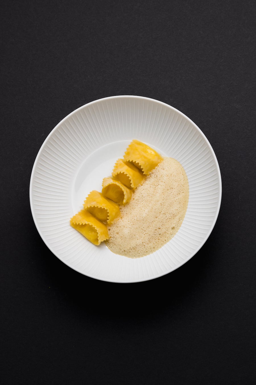 Ravioli, gefüllt mit Pecorino | Nussbutterschaum, Mercedes-Benz Ausfahrt mit kulinarischer Begleitung von Marco Campanella, 08. Juni 2024, Hotel Eden Roc in Ascona, Copyright Roy Matter