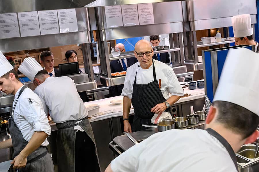 Satigny, 26 octobre 2023. Reportage sur la préparation et le service d'un lièvre à la royale et ses déclinaisons par le chef Philippe Chevrier au domaine de Châteauvieux. ©François Wavre | Lundi13
