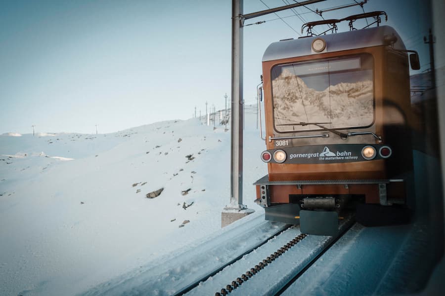 Der Zug, der von Zermatt zum Gornergart hinauf fährt, wird fotografiert, Donnerstag, 12. Dezember 2024 in Zermatt. (© Gabriel Monnet)