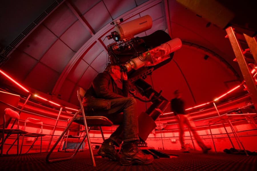 Sternen-Dinner Gornergrat, Peter Salzmann, Sternführer, wird in der Sternwarte auf dem Gornergrat fotografiert, Donnerstag 12 Dezember 2024 in Zermatt. (© Gabriel Monnet)