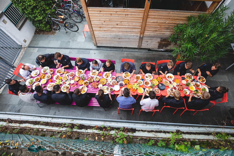 Tanja Grandits Pressematerial Team und Küche © Digitale Massarbeit Koch des Jahres 2020, Tanja Grandits