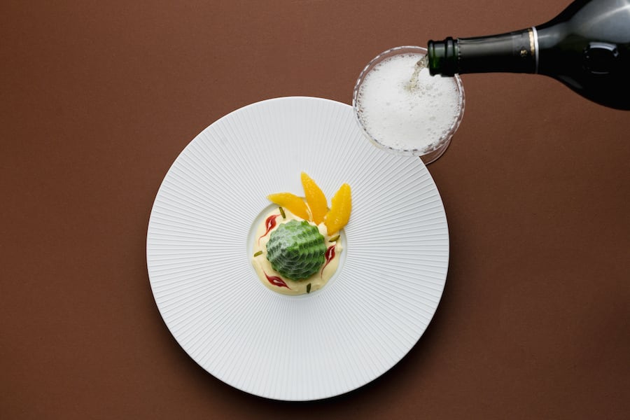 Magenbrot-Mousse mit Sabayon und Orangenfilets. Laurent-Perrier, Kurt Moesching, Restaurant Sonne Scheunenberg, Wengi bei Büren, BE, 11. Dezember 2024. Copyright: Roy Matter