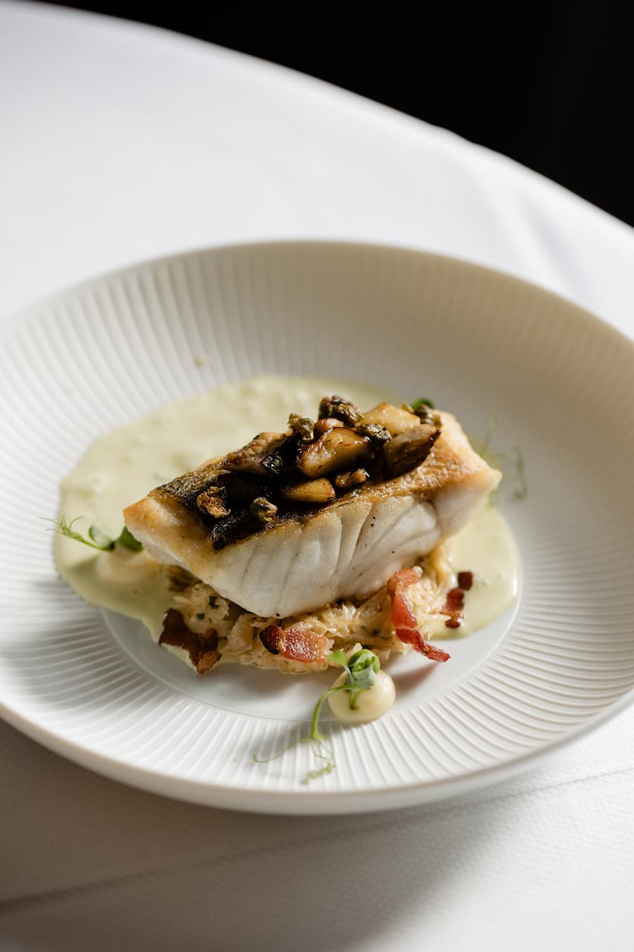 Zander aus dem Lago Maggiore, auf der Haut gebratenRosmarin-Sauce auf Basis von Noilly Prat und Weisswein; Steinpilze, Champagner-Sauerkaut mit Zwiebeln und Ãpfeln, Laurent-Perrier, Kurt Moesching, Restaurant Sonne Scheunenberg, Wengi bei Büren, BE, 11. Dezember 2024. Copyright: Roy Matter