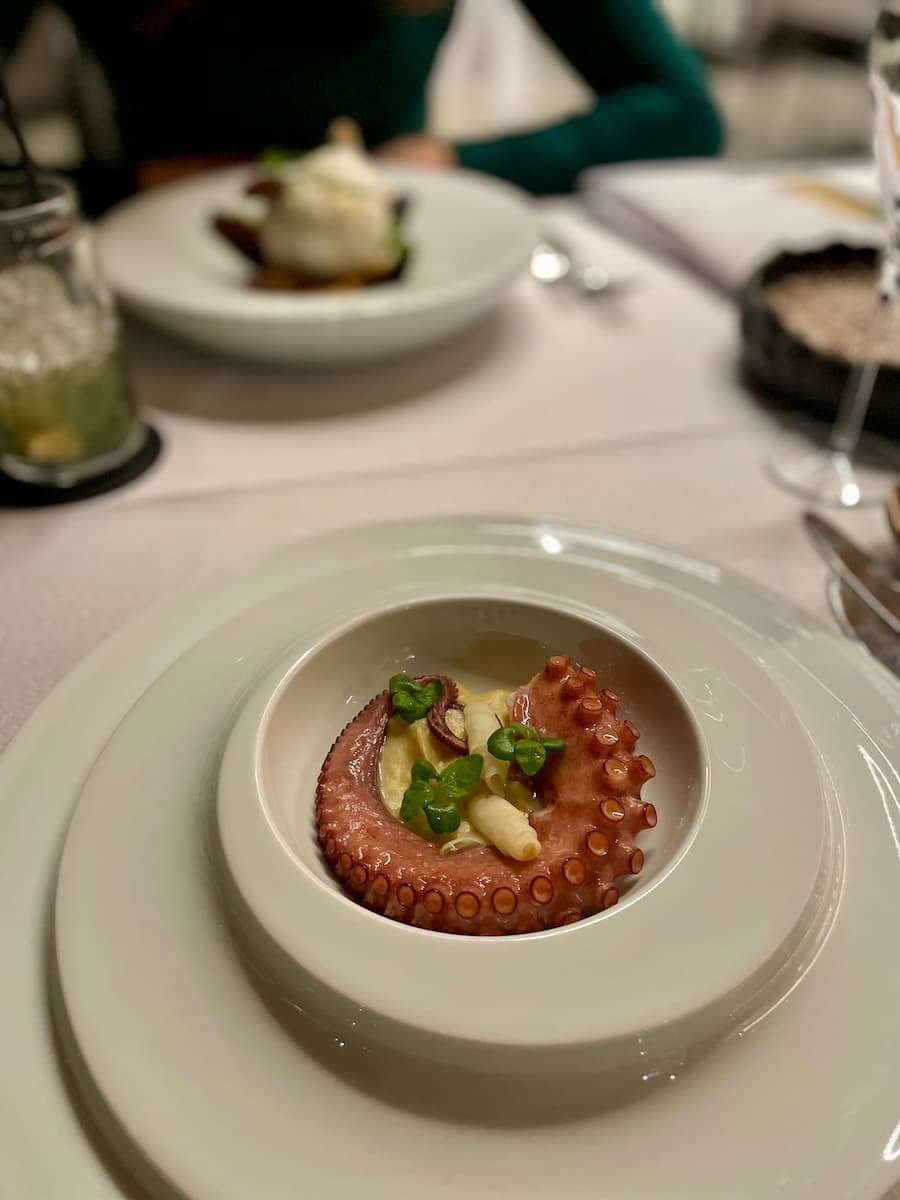 Amoureux de Grimentz, le chef de la Table d'André fait du bien à la région. Cadre feutré et cuisine soignée.