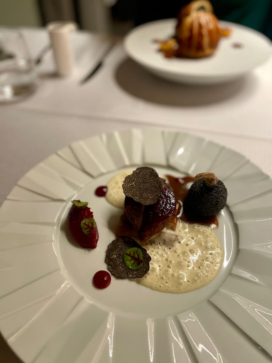 Amoureux de Grimentz, le chef de la Table d'André fait du bien à la région. Cadre feutré et cuisine soignée.