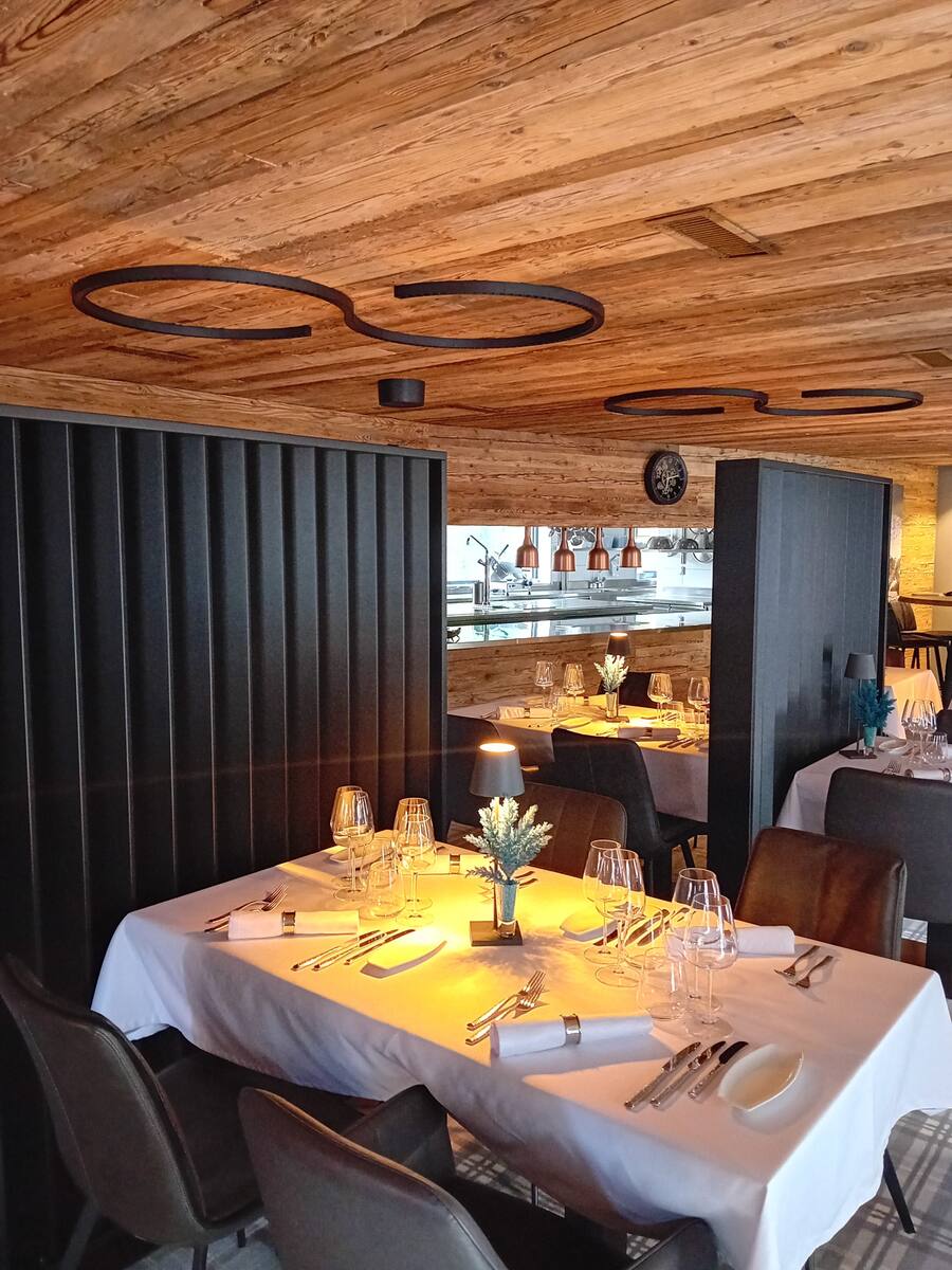 Amoureux de Grimentz, le chef de la Table d'André fait du bien à la région. Cadre feutré et cuisine soignée.