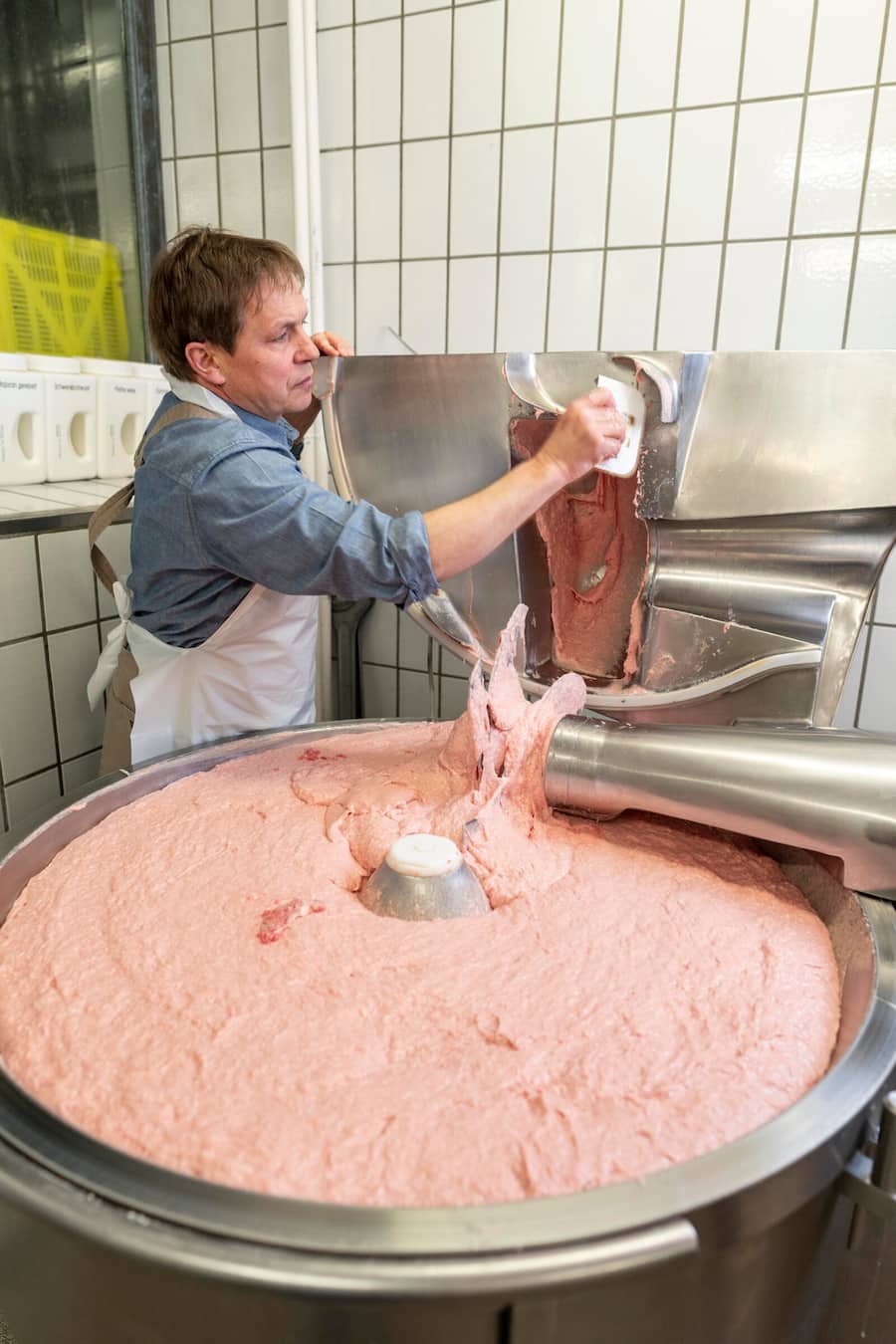 Bechinger Bratwuerste, St. Gallen-St Georgen, vor dem Schlussgang reinigt Jörg den Blitz in versteckten Winkeln, damit die Fleischstückchen ebenfalls zerhackt werden