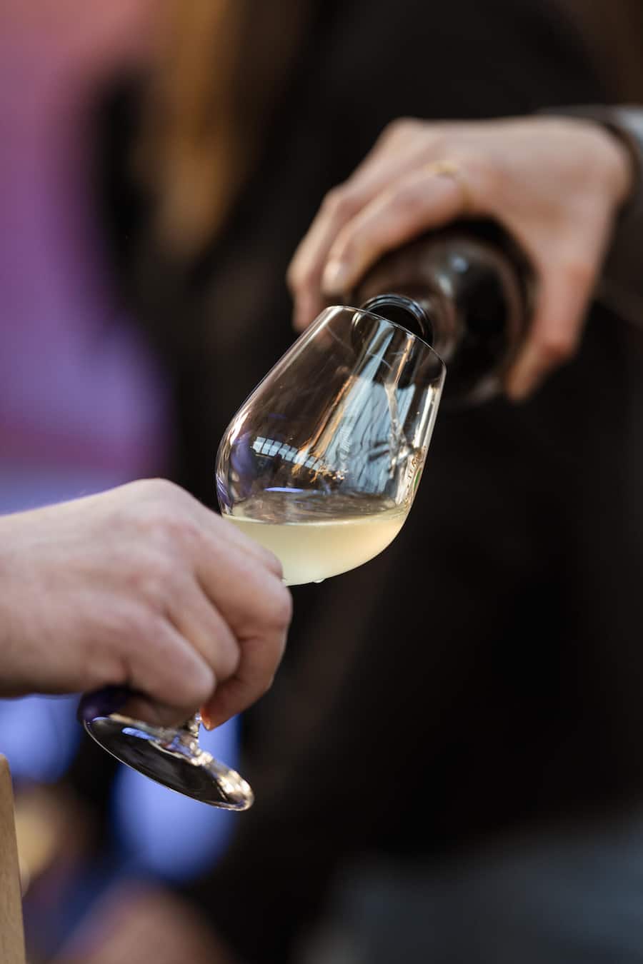 Elodie an ihrem Stand vom Non Filtré Event in La-Chaux-Fonds - Bio-Winzerin Elodie Kuntzer produziert Non Filtré - Domaine Saint-Sébaste - Kuntzer SA - Januar 2025- Copyright Olivia Pulver