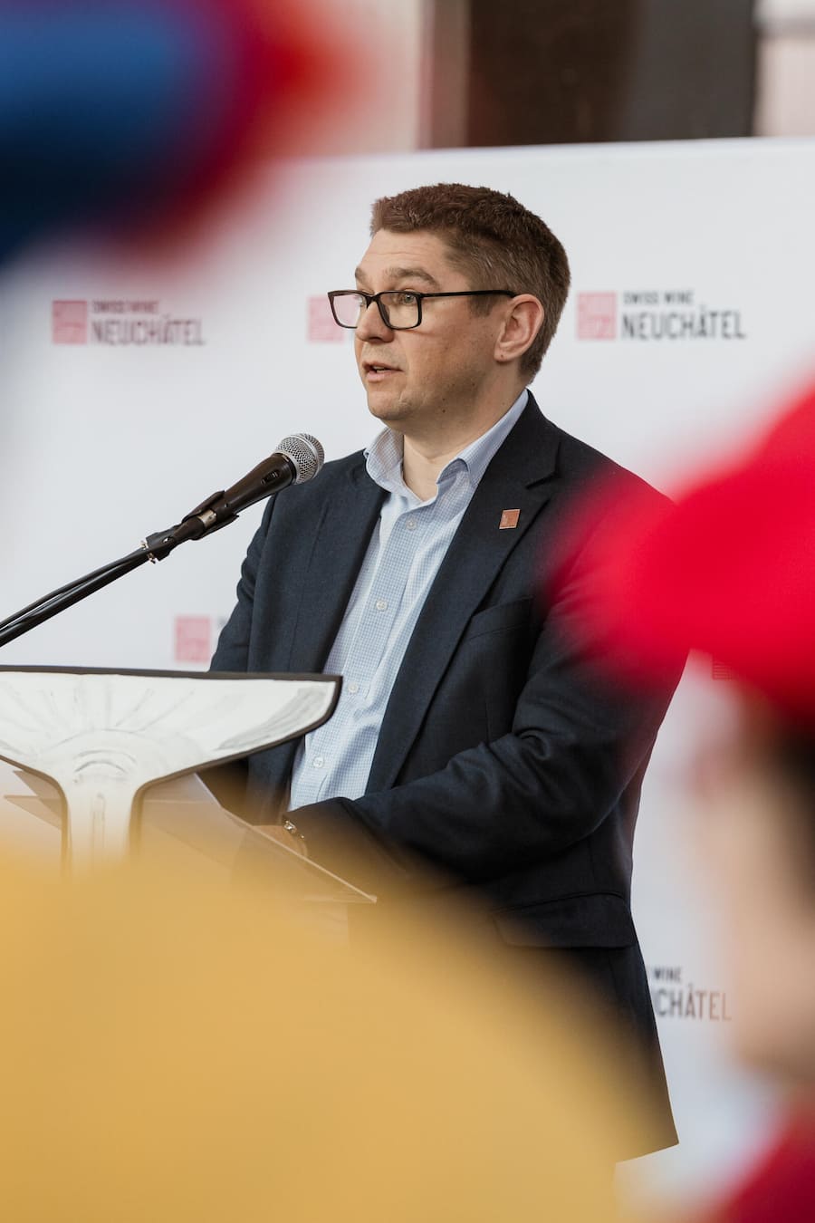 Nicolas Joss, Geschäftführer Swiss Wine Promotion, am Non Filtré Event in La-Chaux-Fonds - Bio-Winzerin Elodie Kuntzer produziert Non Filtré - Domaine Saint-Sébaste - Kuntzer SA - Januar 2025- Copyright Olivia Pulver