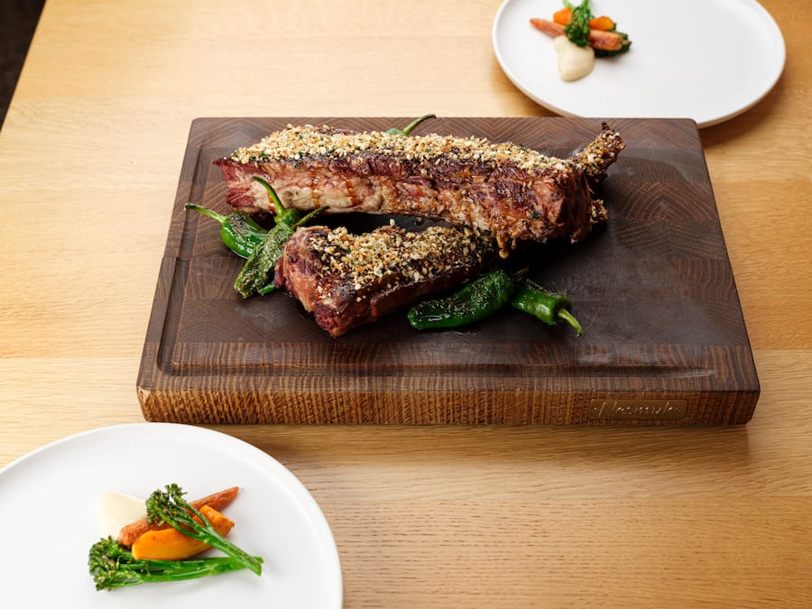 Long Rib von der Grosse Piece Karte Long Rib, Cremolata, Wilder Broccoli, Pimientos del Padron, Kalbsjus Long Rib vom Jesper Holzkohle Grill vom Simmentaler Rind Kalbsjus gegrillte Pimientos Mit Camargue Fleur de Sel Schwarzwurzelpüree Wilder Broccoli Hokkaido Kürbis Baby Karotte