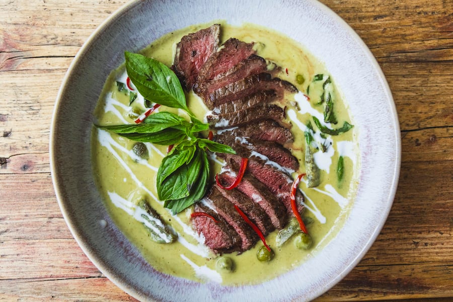 GAENG KIEW NUEA grünes Kokosnuss-Curry | Rindsentrecôte | Aubergine |Schlangenbohnen | Thai-Basilikum