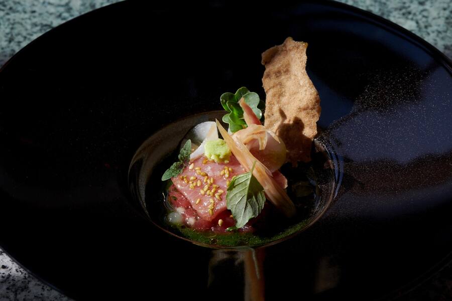 Gericht: Balfego Tuna Daikon Mioga Shishito Pepper. Chedi, Andermatt, Japanese Restaurant