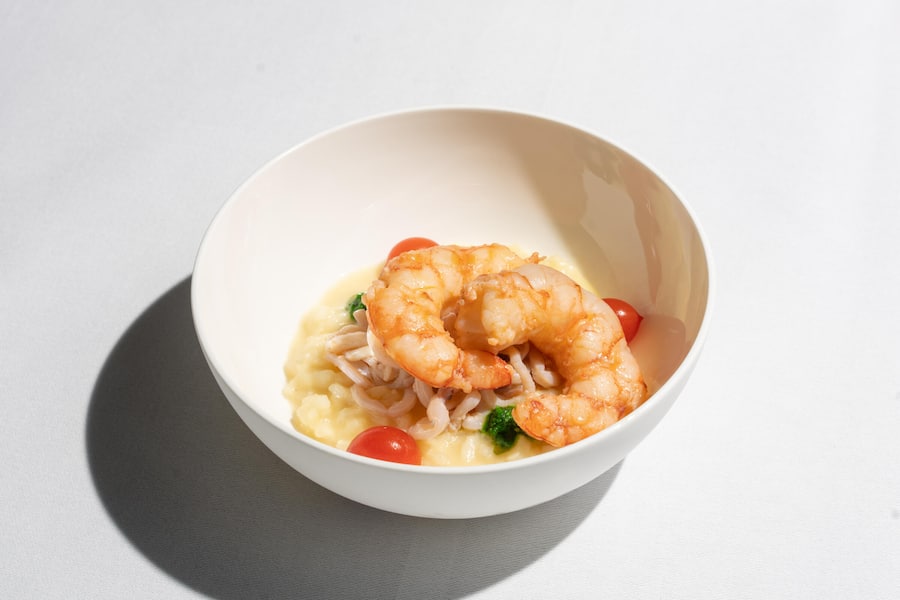 Zitronen-Risottino mit Calamaretti, Wildfang-Crevette, Perltomate und Basilikumpesto von Rico Zandonella, Rico's