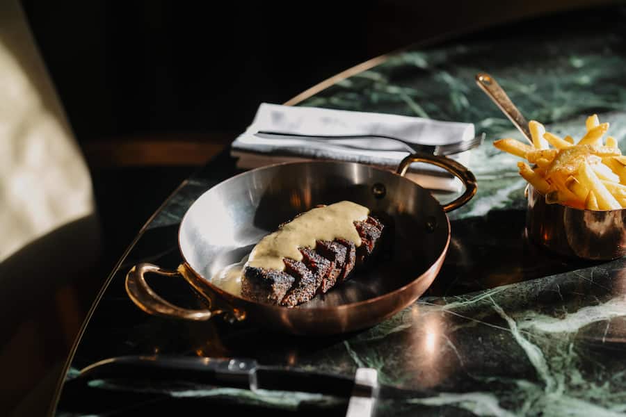 swiss filet mit Original Sauce Relais de Paris - Beefbar - Grace St. Moritz - Januar 2025 - Copyright Olivia Pulver