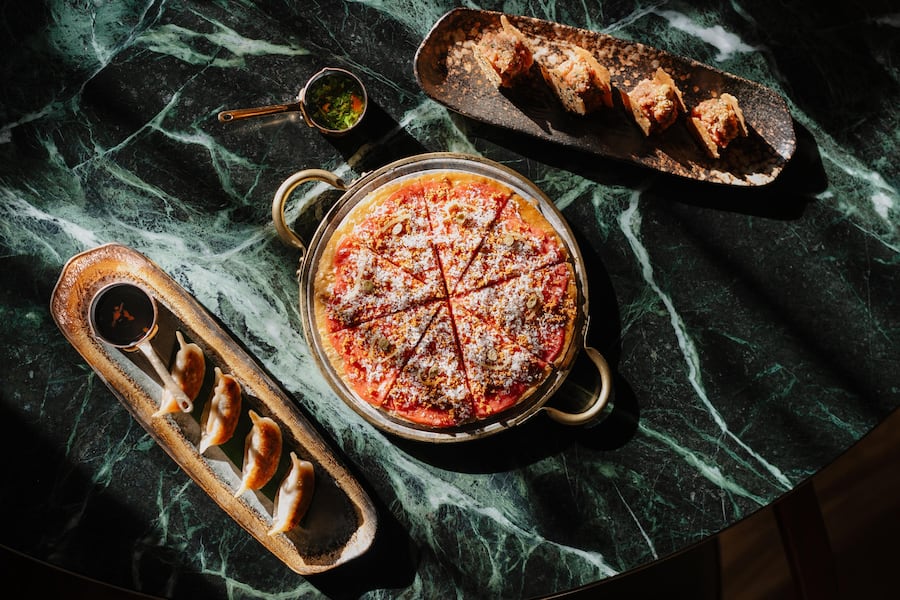 tartare & tartine: Veal bites, praline, sesame gaufrette - signature carpaccio: Thin Black Angus beef fillet tart, zaâatar & maple syrup - gyozas: Kobe beef & chorizo ravioli, vinegary jalapeño sauce - Beefbar - Grace St. Moritz - Januar 2025 - Copyright Olivia Pulver