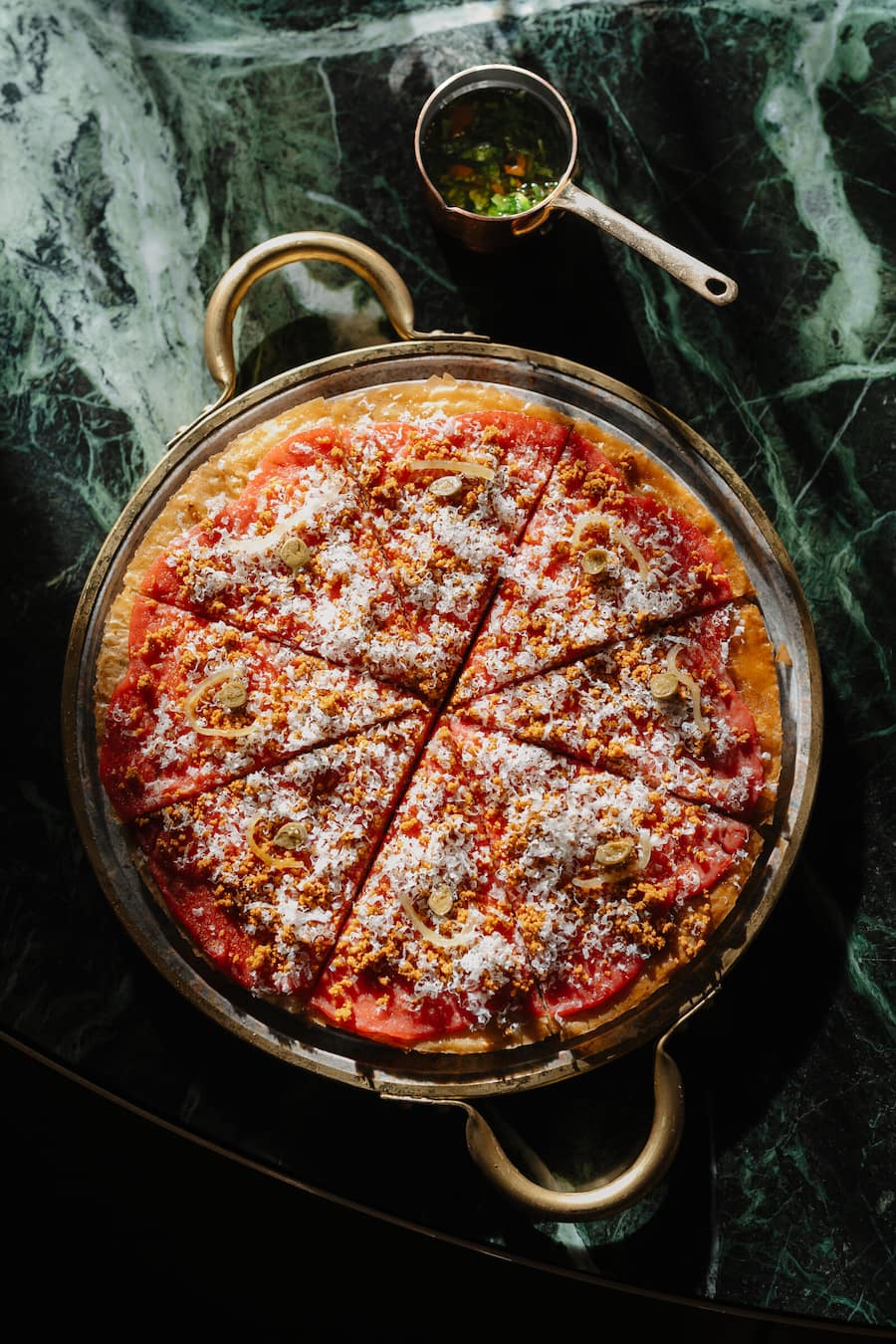 signature carpaccio: Thin Black Angus beef fillet tart, zaâatar & maple syrup - Beefbar - Grace St. Moritz - Januar 2025 - Copyright Olivia Pulver