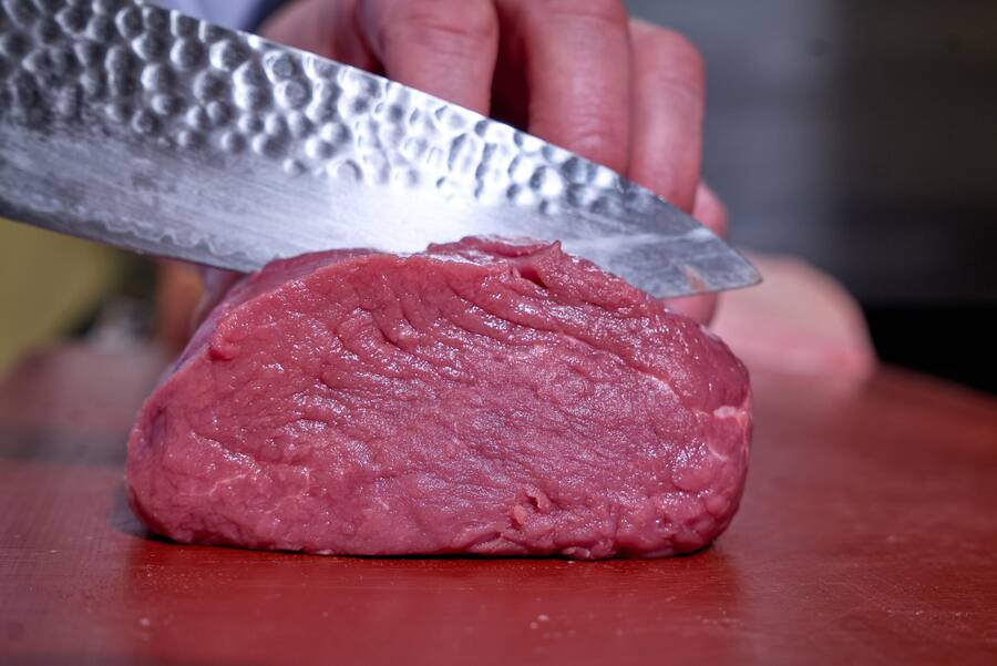 Zermatt, le 20 janvier 2025, Au Zermatterhof Heinz Ruffibach et Mimi Schwarzavec leur team, nous déclinent une variation de cuisine avec le Irish Beef, en filet en sauce ou en tartare , dans leurs restaurant autant au ALPINE GOURMET PRATO BORNI et à BRASSERIE LUSI © Sedrik Nemeth