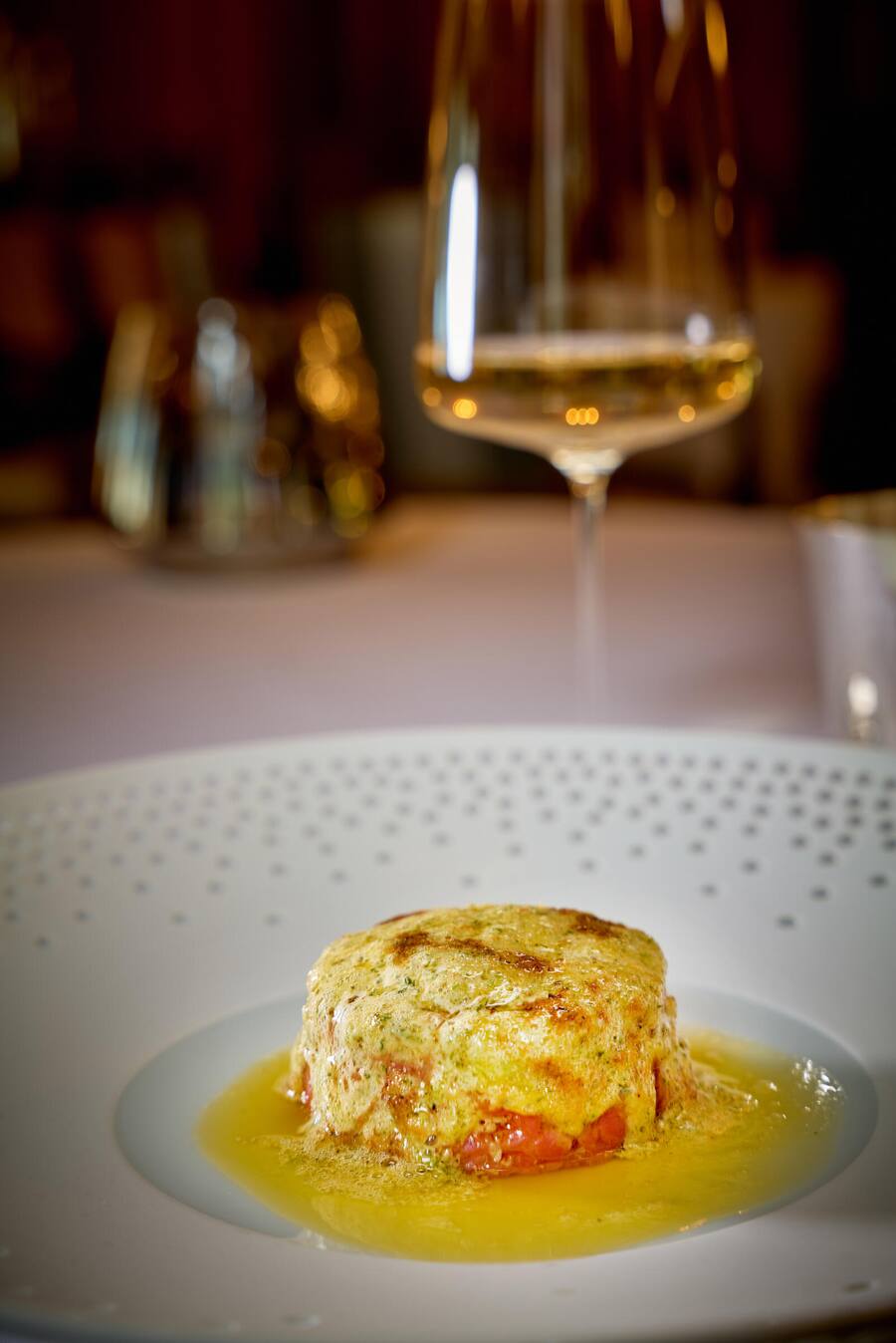 Zermatt, le 20 janvier 2025, Au Zermatterhof Heinz Ruffibach et Mimi Schwarzavec leur team, nous déclinent une variation de cuisine avec le Irish Beef, en filet en sauce ou en tartare , dans leurs restaurant autant au ALPINE GOURMET PRATO BORNI et à BRASSERIE LUSI © Sedrik Nemeth