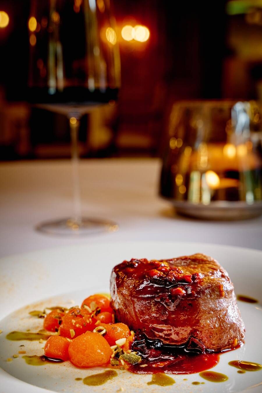 Zermatt, le 20 janvier 2025, Au Zermatterhof Heinz Ruffibach et Mimi Schwarzavec leur team, nous déclinent une variation de cuisine avec le Irish Beef, en filet en sauce ou en tartare , dans leurs restaurant autant au ALPINE GOURMET PRATO BORNI et à BRASSERIE LUSI © Sedrik Nemeth