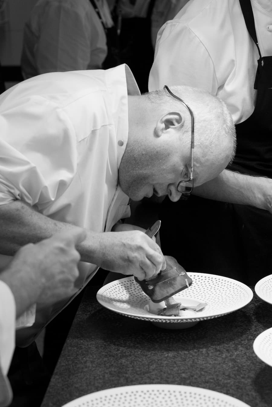 Täglich ein neues Menü! Chef Koschina schreibt die Karte jeden Morgen anders. Gekocht wird mit grosser Brigade.