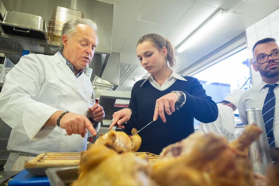 Martin Dalsass mit Servicepersonal