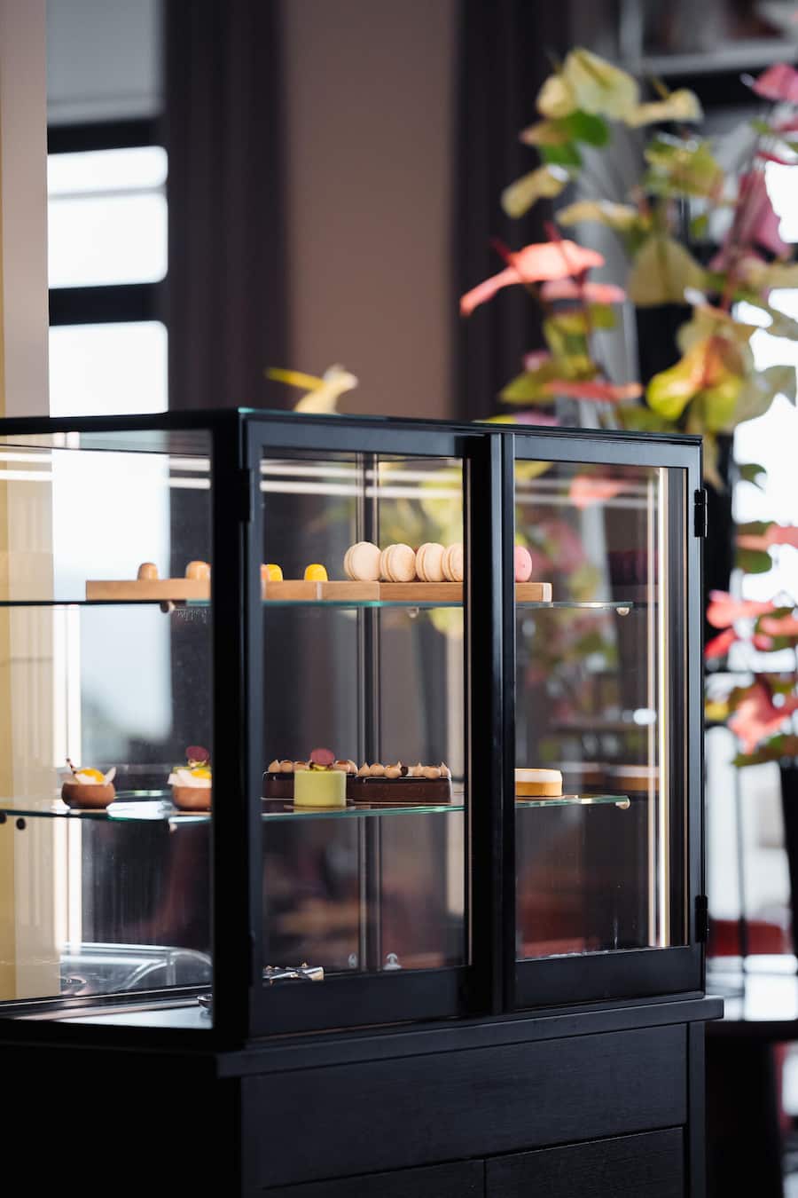 Patissier-Auslage in der Canvas Bar Lounge - Katrin Wagenblast Chef-Patissière im Dolder Grand zuständig für die Desserts im Haus, den Afternoon Tea und die Auslage an der Bar - Januar 2025 - Copyright Olivia Pulver