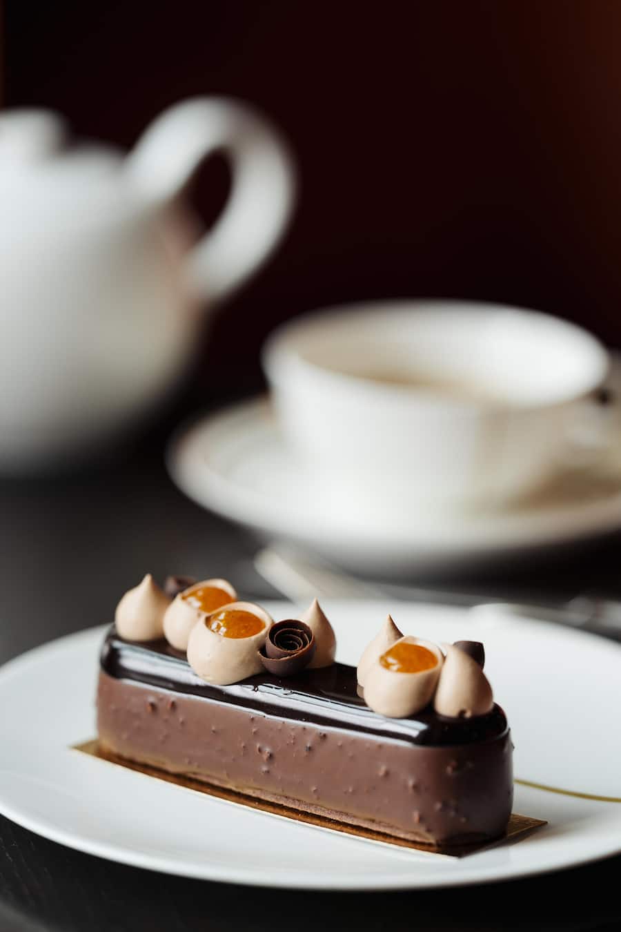 Schokoladenriegel mit Passionsfrucht - Katrin Wagenblast Chef-Patissière im Dolder Grand zuständig für die Desserts im Haus, den Afternoon Tea und die Auslage an der Bar - Januar 2025 - Copyright Olivia Pulver