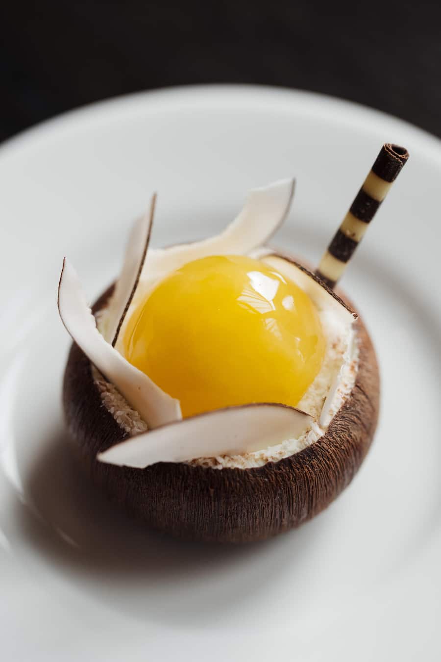 Kokosnussmousse mit Ananas und Limette - Katrin Wagenblast Chef-Patissière im Dolder Grand zuständig für die Desserts im Haus, den Afternoon Tea und die Auslage an der Bar - Januar 2025 - Copyright Olivia Pulver