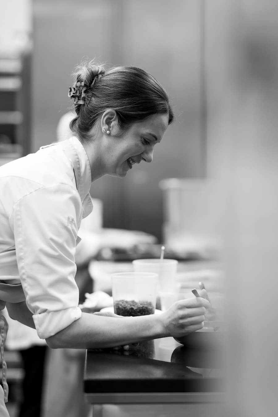 Zubereitung von Feigen mit Pekannussglace - Katrin Wagenblast Chef-Patissière im Dolder Grand zuständig für die Desserts im Haus, den Afternoon Tea und die Auslage an der Bar - Januar 2025 - Copyright Olivia Pulver