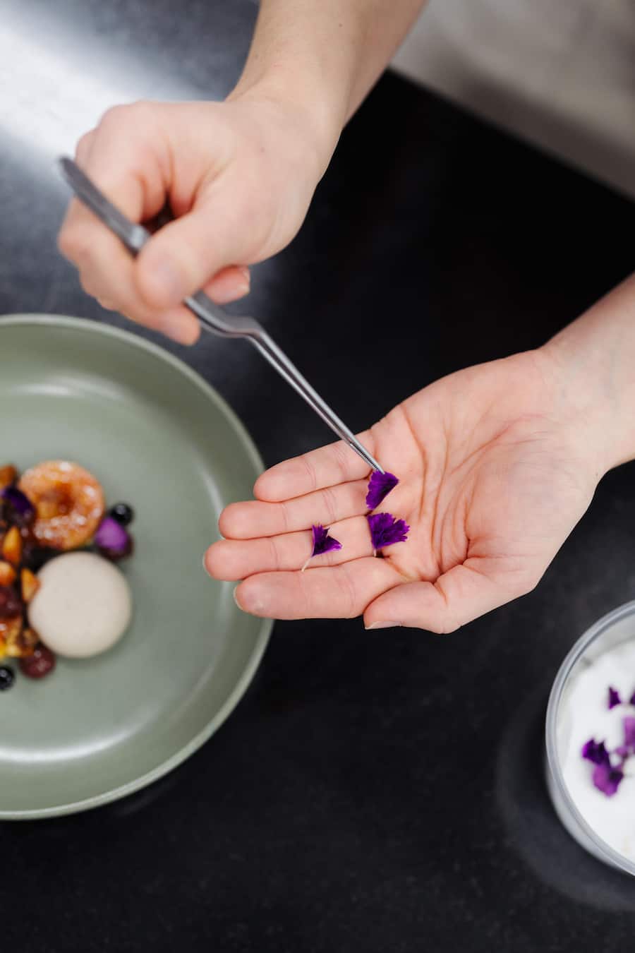 Zubereitung von Feigen mit Pekannussglace - Katrin Wagenblast Chef-Patissière im Dolder Grand zuständig für die Desserts im Haus, den Afternoon Tea und die Auslage an der Bar - Januar 2025 - Copyright Olivia Pulver