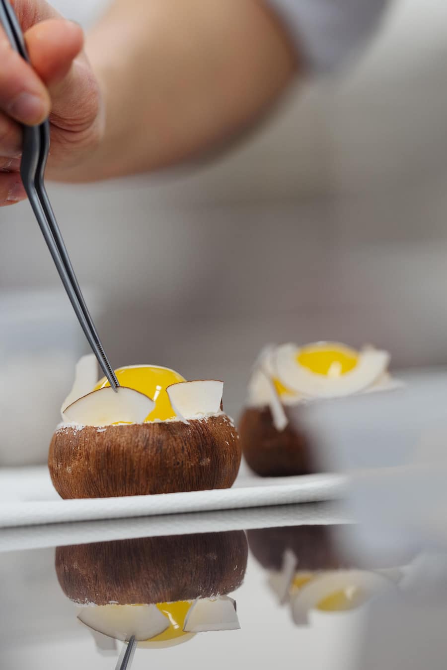 Zubereitung von Kokosnussmousse mit Ananas und Limette - Katrin Wagenblast Chef-Patissière im Dolder Grand zuständig für die Desserts im Haus, den Afternoon Tea und die Auslage an der Bar - Januar 2025 - Copyright Olivia Pulver