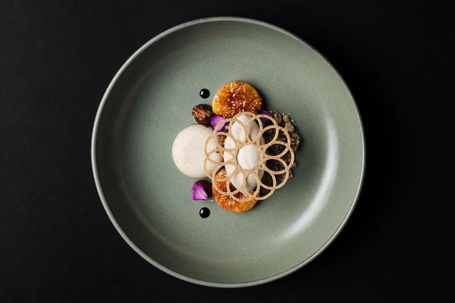 Feigen mit Pekannussglace - Katrin Wagenblast Chef-Patissière im Dolder Grand zuständig für die Desserts im Haus, den Afternoon Tea und die Auslage an der Bar - Januar 2025 - Copyright Olivia Pulver