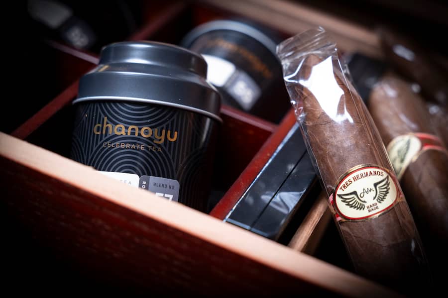 Le talent de la tea master Valérie Peyre lui a permis de créer un thé idéal pour accompagner un cigare. Désormais, même Jürg Staübli , grand collectionneur de vins, boit du thé avec son cigare!