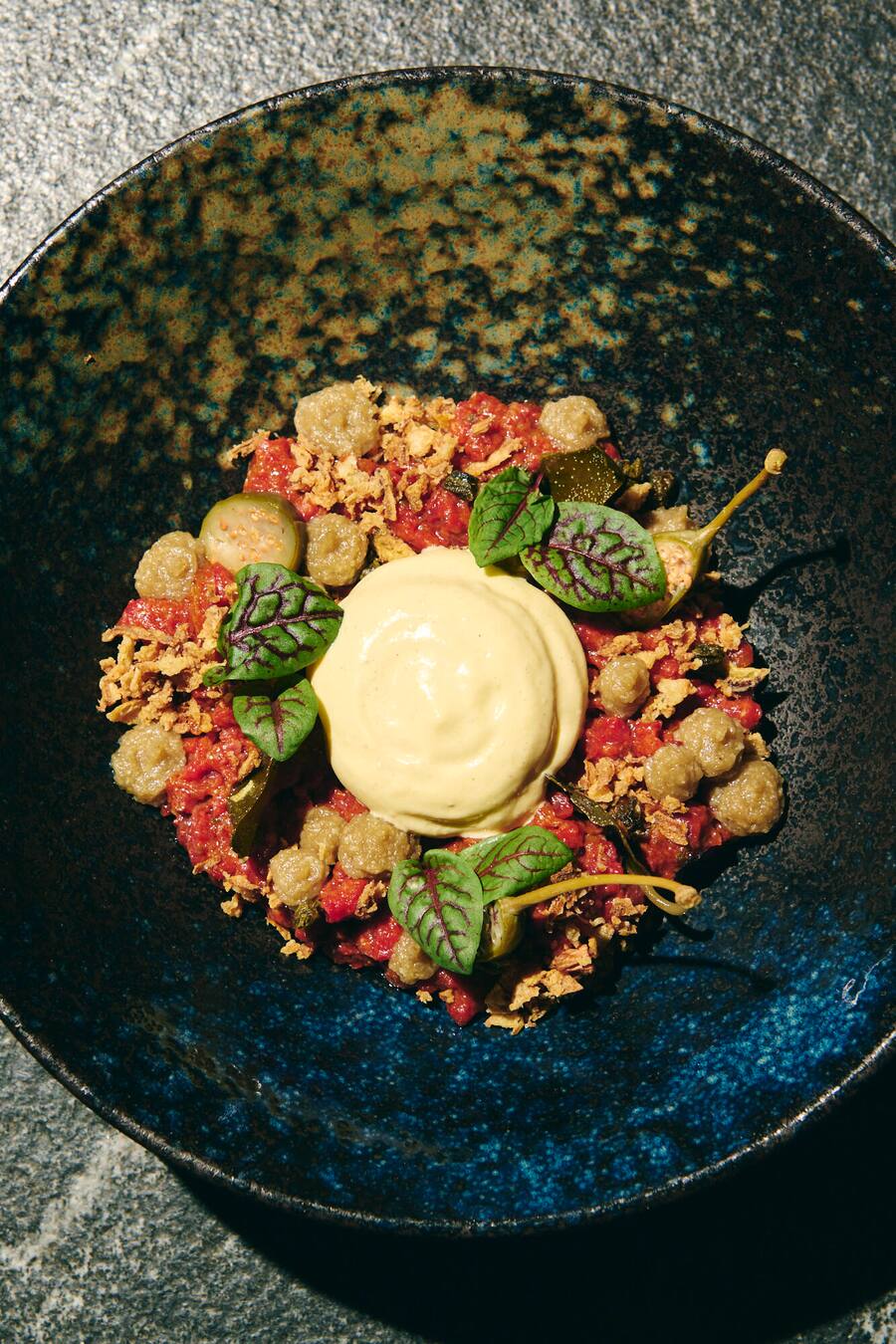 Michael Rindlisbacher und David Ebner in der Maison Hornberg. Gericht: Tatar, Schweizer Rind, Schalotten, Kapernblätter, Kapernbeeren, Ei-Espuma, Haus-Marinade