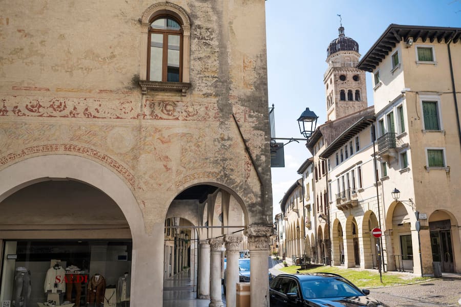 Stolzer Hauptort der Weinregion, Hauptgasse Via 20 Settembre