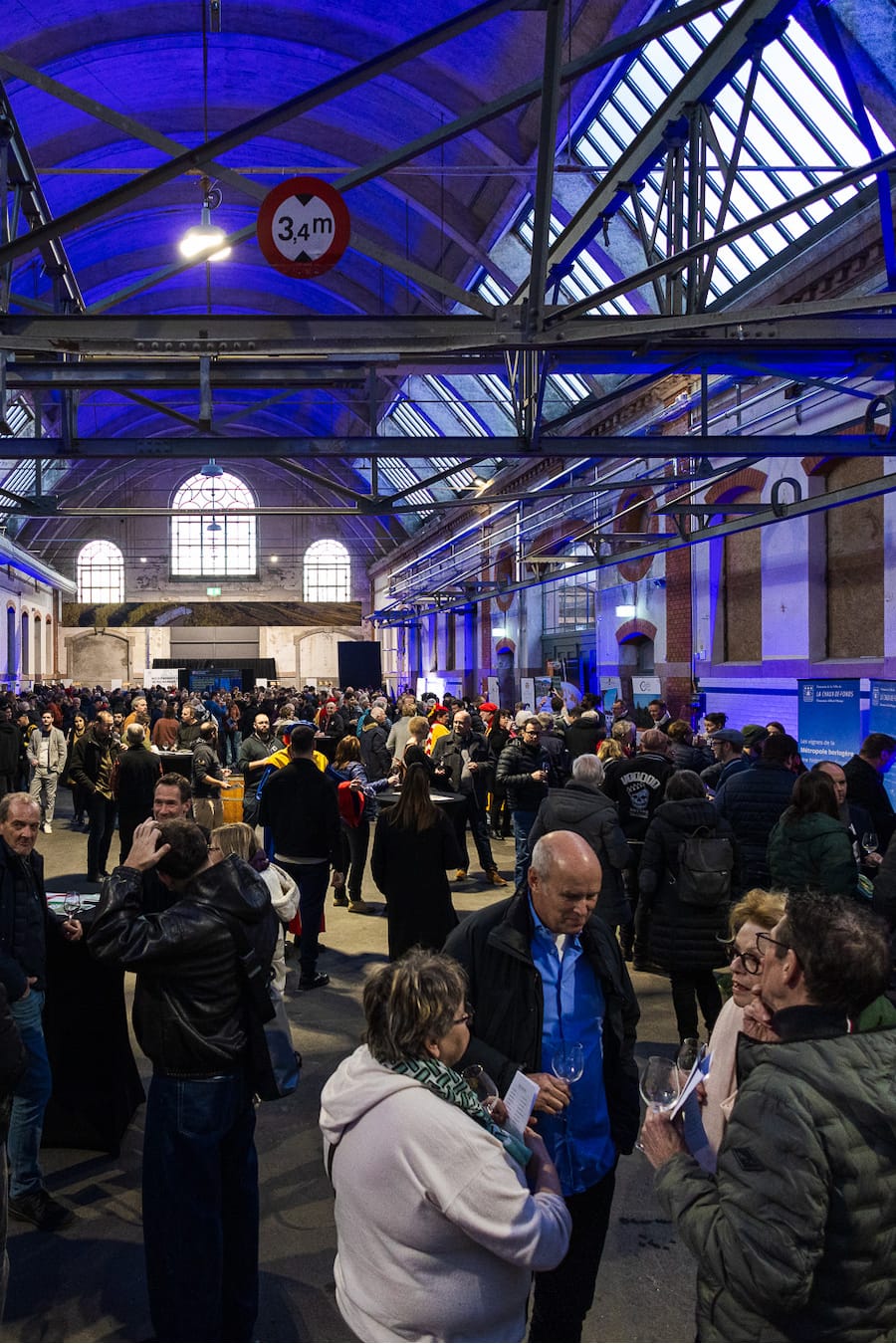 Önologisch interessiertes Publikum war zugegen im ehemaligen Schlachthaus. Non Filtré.