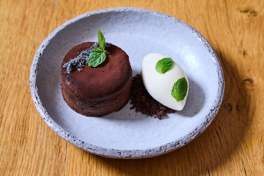 Ottolenghi begeistert bis zum Dessert: Schokoladenküchlein mit flüssigem Tahini-Kern und Sternanis-Glace.