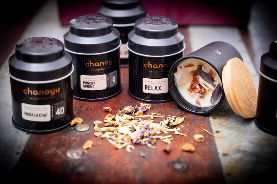 16.01.2025 - chez Jürg Stäubli, Prangins propriétaire (Mme Sarah Staübli en noir et la directrice Valérie Peyre en orange de Chanoyou Tea. C'est l'alliance de Madam Sarah Stäubli et d'une maître thé ( Valérie Peyre ). C'est du thé haut de gamme. Photo © Darrin Vanselow / lâillustre / Gault Millau suisse