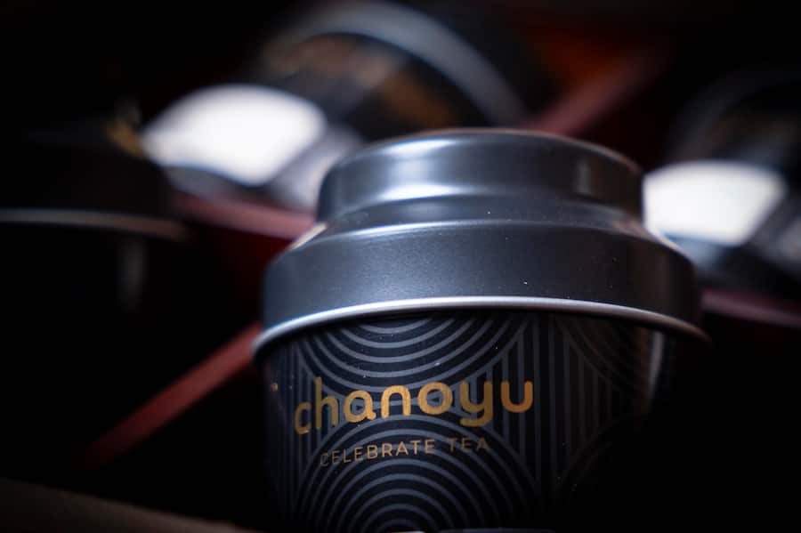 16.01.2025 - chez Jürg Stäubli, Prangins propriétaire (Mme Sarah Staübli en noir et la directrice Valérie Peyre en orange de Chanoyou Tea. C'est l'alliance de Madam Sarah Stäubli et d'une maître thé ( Valérie Peyre ). C'est du thé haut de gamme. Photo © Darrin Vanselow / lâillustre / Gault Millau suisse