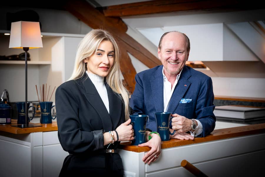 16.01.2025 - chez Jürg Stäubli, Prangins propriétaire (Mme Sarah Staübli en noir et la directrice Valérie Peyre en orange de Chanoyou Tea. C'est l'alliance de Madam Sarah Stäubli et d'une maître thé ( Valérie Peyre ). C'est du thé haut de gamme. Photo © Darrin Vanselow / lâillustre / Gault Millau suisse