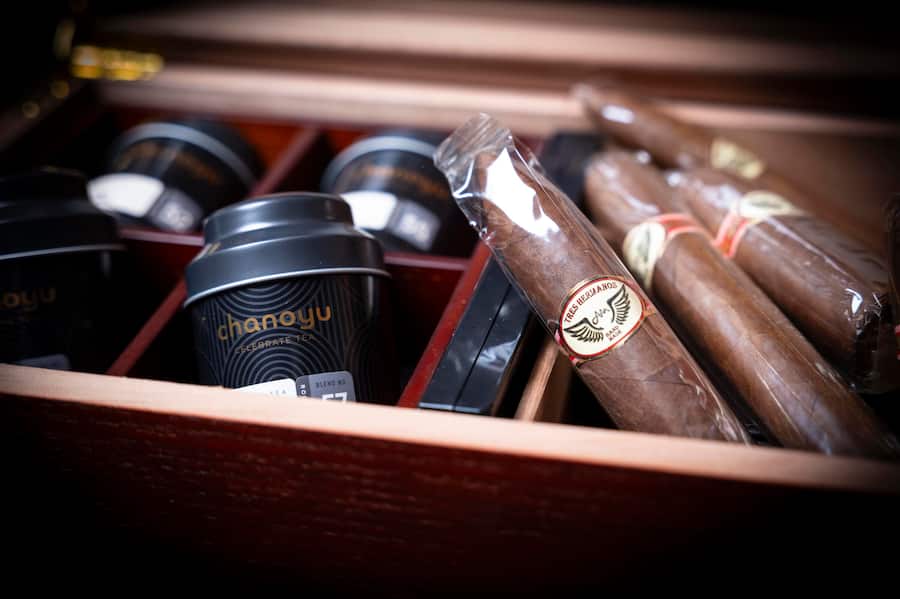 16.01.2025 - chez Jürg Stäubli, Prangins propriétaire (Mme Sarah Staübli en noir et la directrice Valérie Peyre en orange de Chanoyou Tea. C'est l'alliance de Madam Sarah Stäubli et d'une maître thé ( Valérie Peyre ). C'est du thé haut de gamme. Photo © Darrin Vanselow / lâillustre / Gault Millau suisse