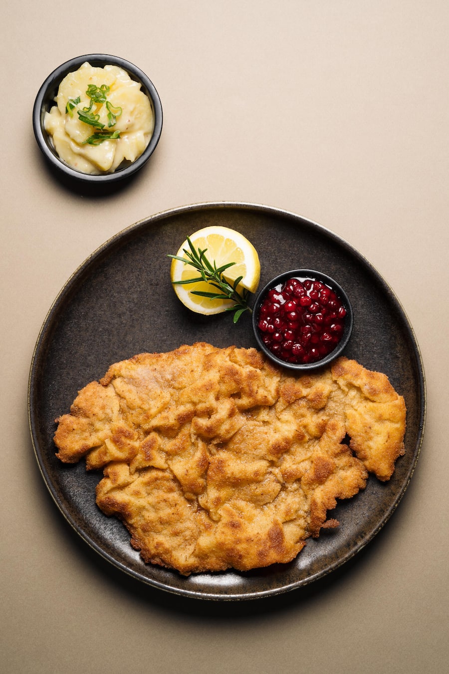 kalbschnitzel | wiener art | zitrone | kartoffelsalat | preiselbeere - Restaurant Pinte Dättwil - Chefkoch und Gastgeber Patrick Troxler - Januar 2025 - Copyright Olivia Pulver