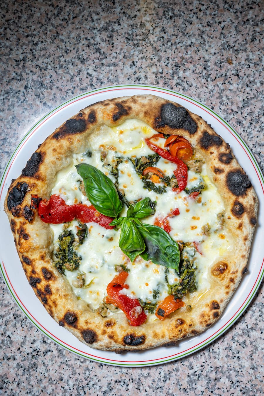 Pizzeria Negrini'Böni tranchiert'Pizza: Fior di Latte, Cima di Rape, Salsiccia, Cherrytomaten und Peperoni.Fotografiert in Altdorf am 22.02.204