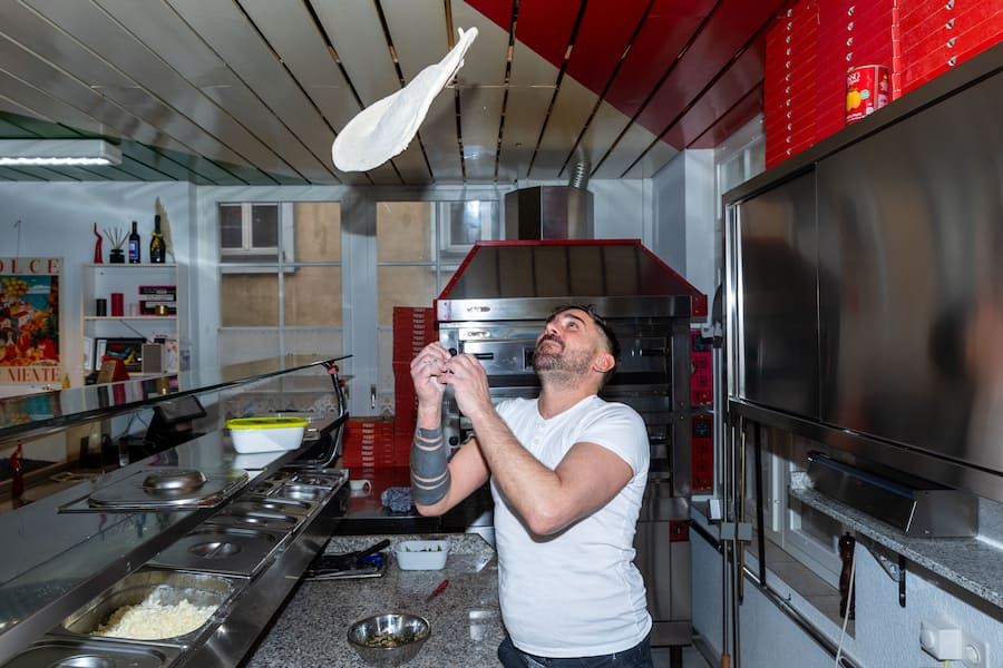 Pizzeria Negrini'Böni tranchiert'Fabio negrini beim Zubereiten der PizzaFotografiert in Altdorf am 22.02.204
