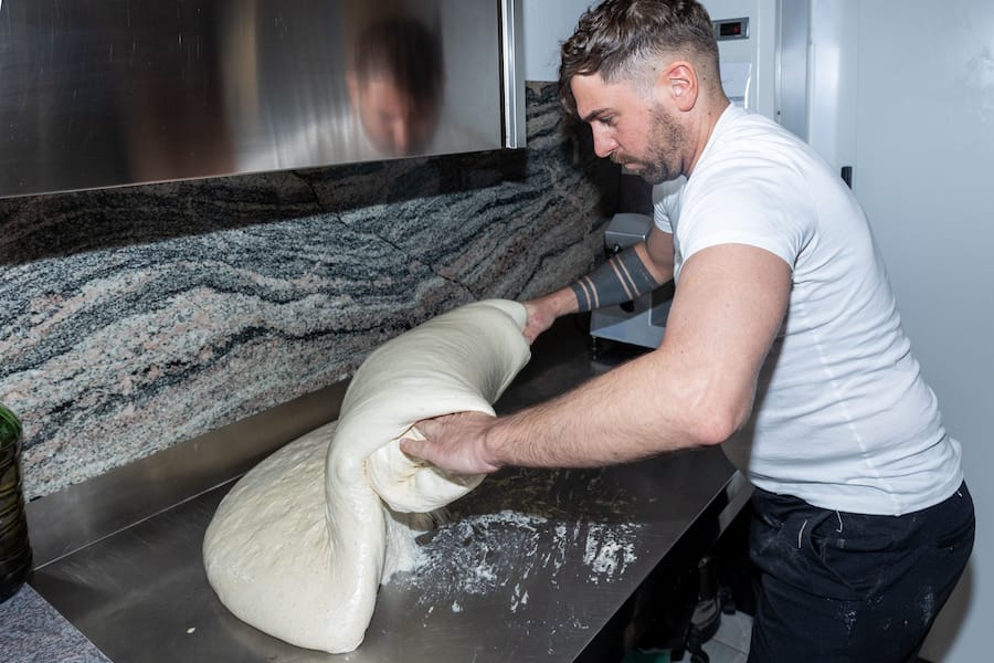Pizzeria Negrini'Böni tranchiert'Fabio negrini beim Zubereiten der PizzaFotografiert in Altdorf am 22.02.204