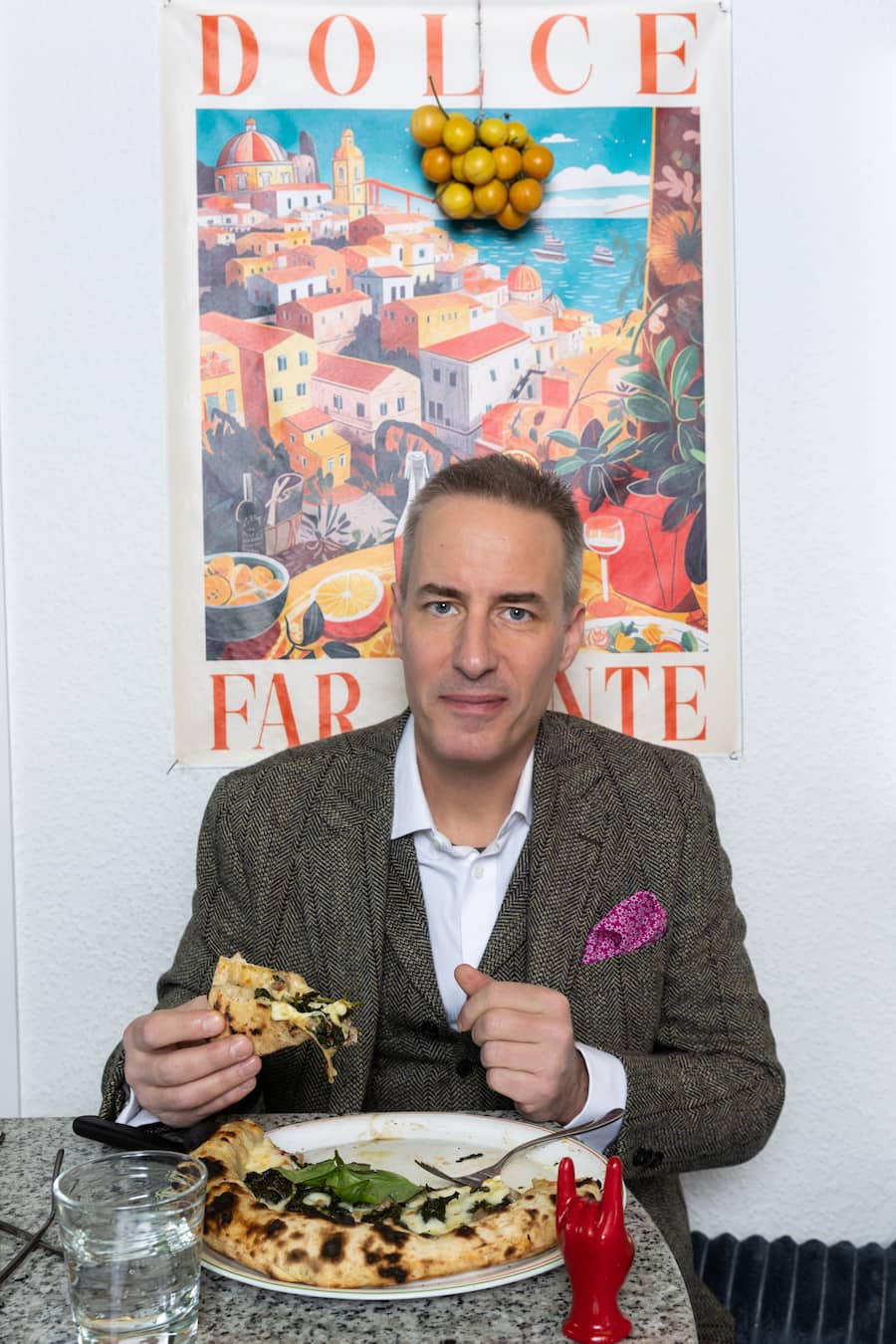 Pizzeria Negrini'Böni tranchiert'Böni beim essenFotografiert in Altdorf am 22.02.204